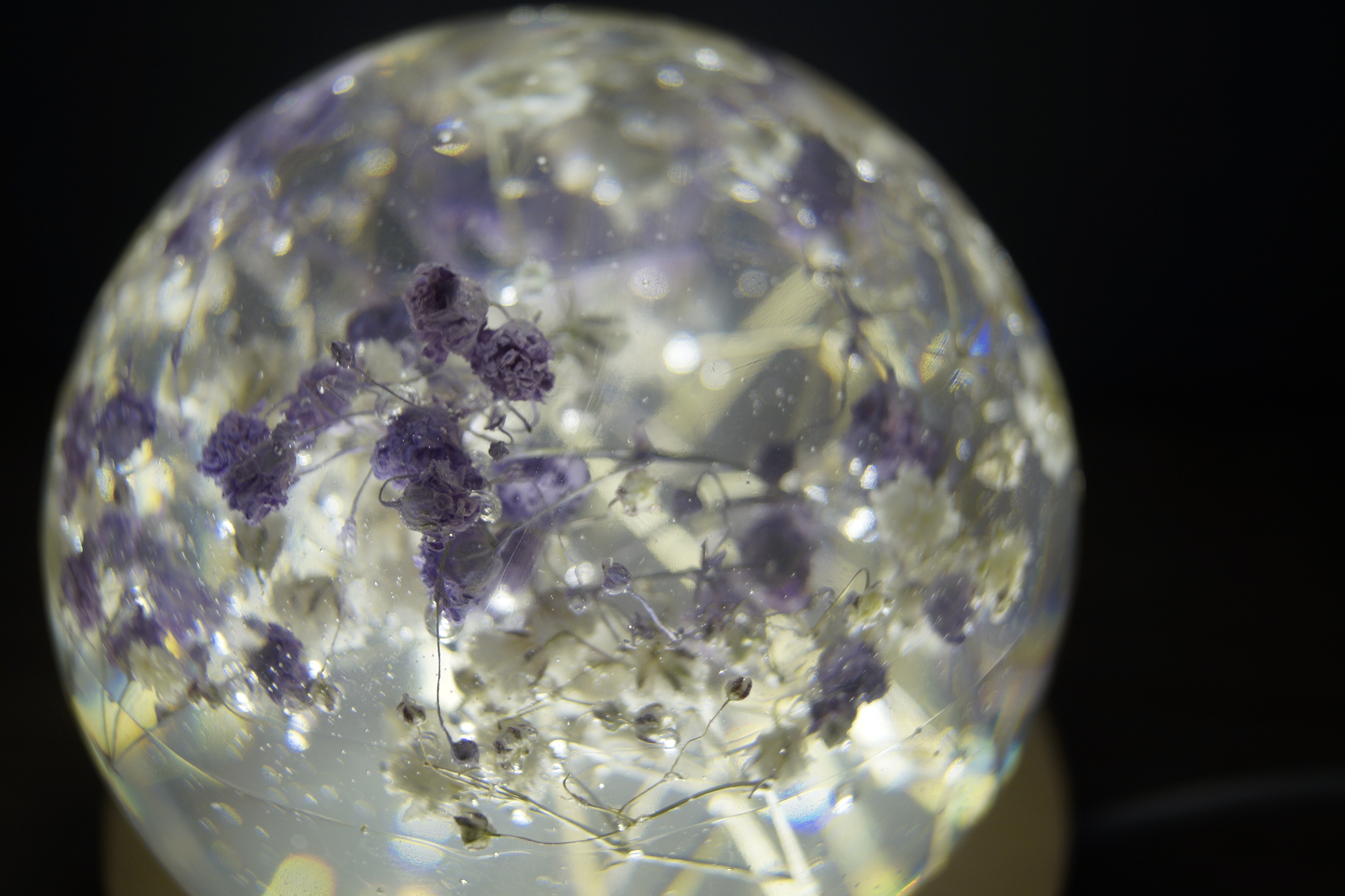 Gypsophila Resin Kugel  mit LED-Sockel