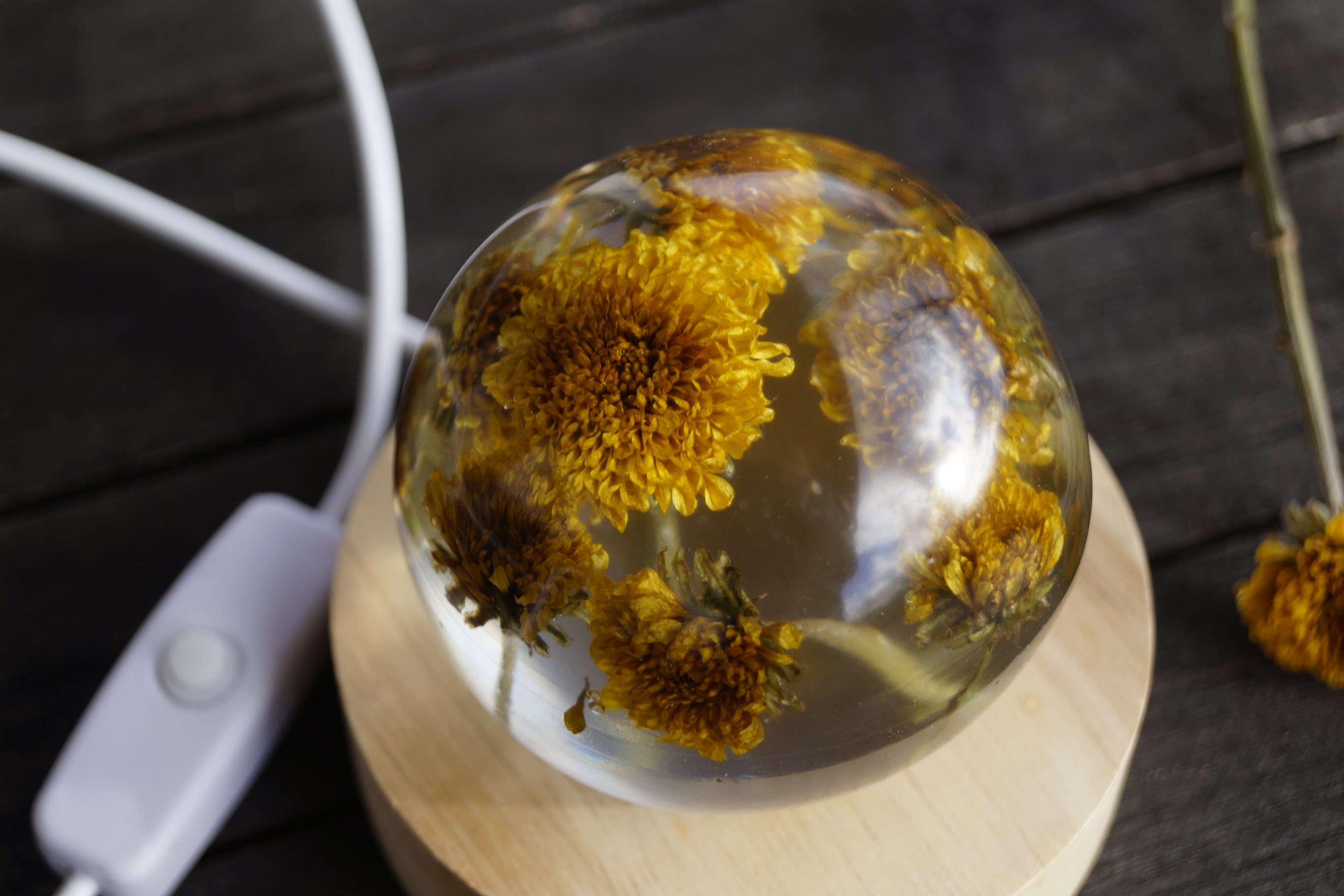 gelbe Blüten Resin Kugel mit LED-Sockel 