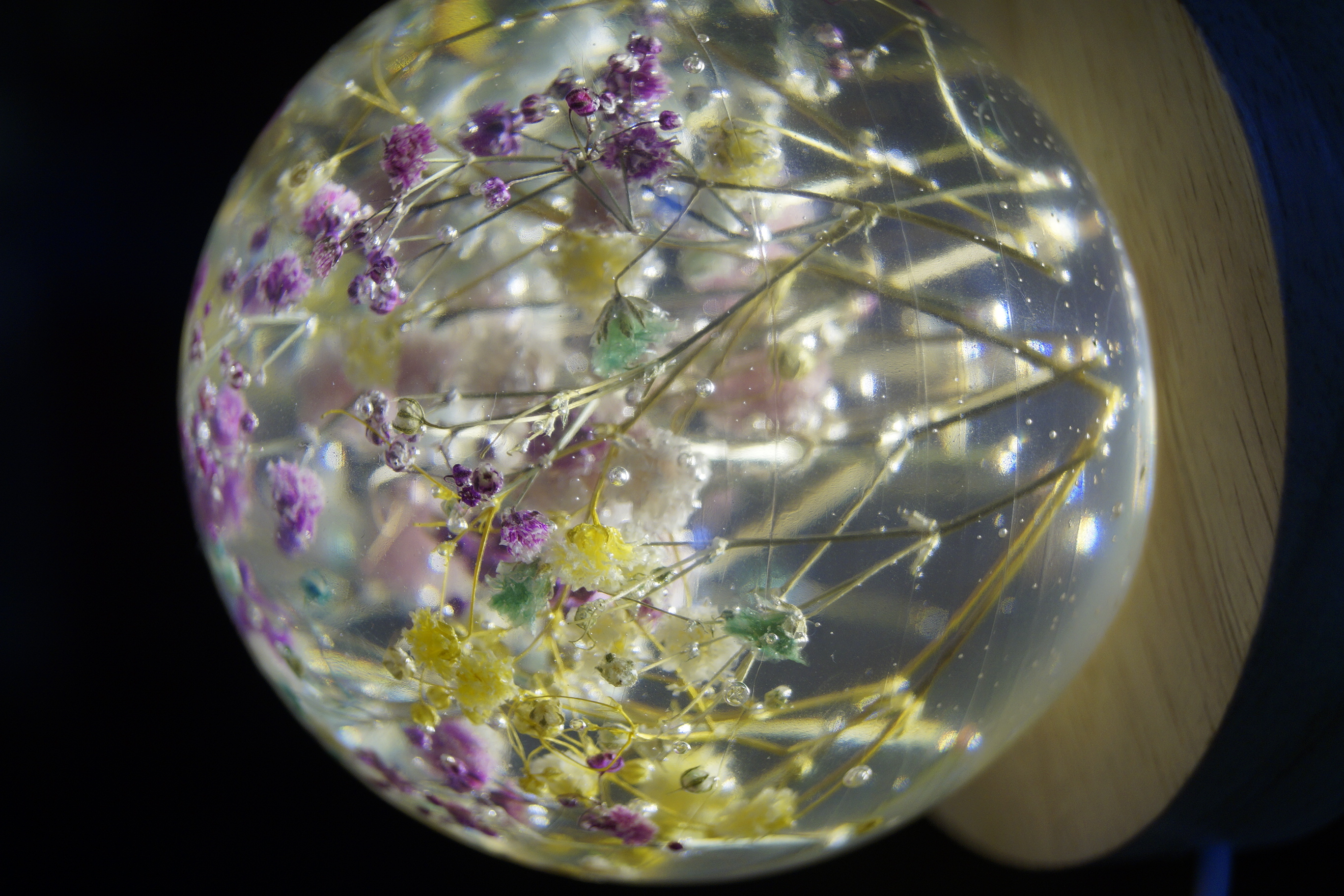 Gypsophila Resin Kugel  mit LED-Sockel