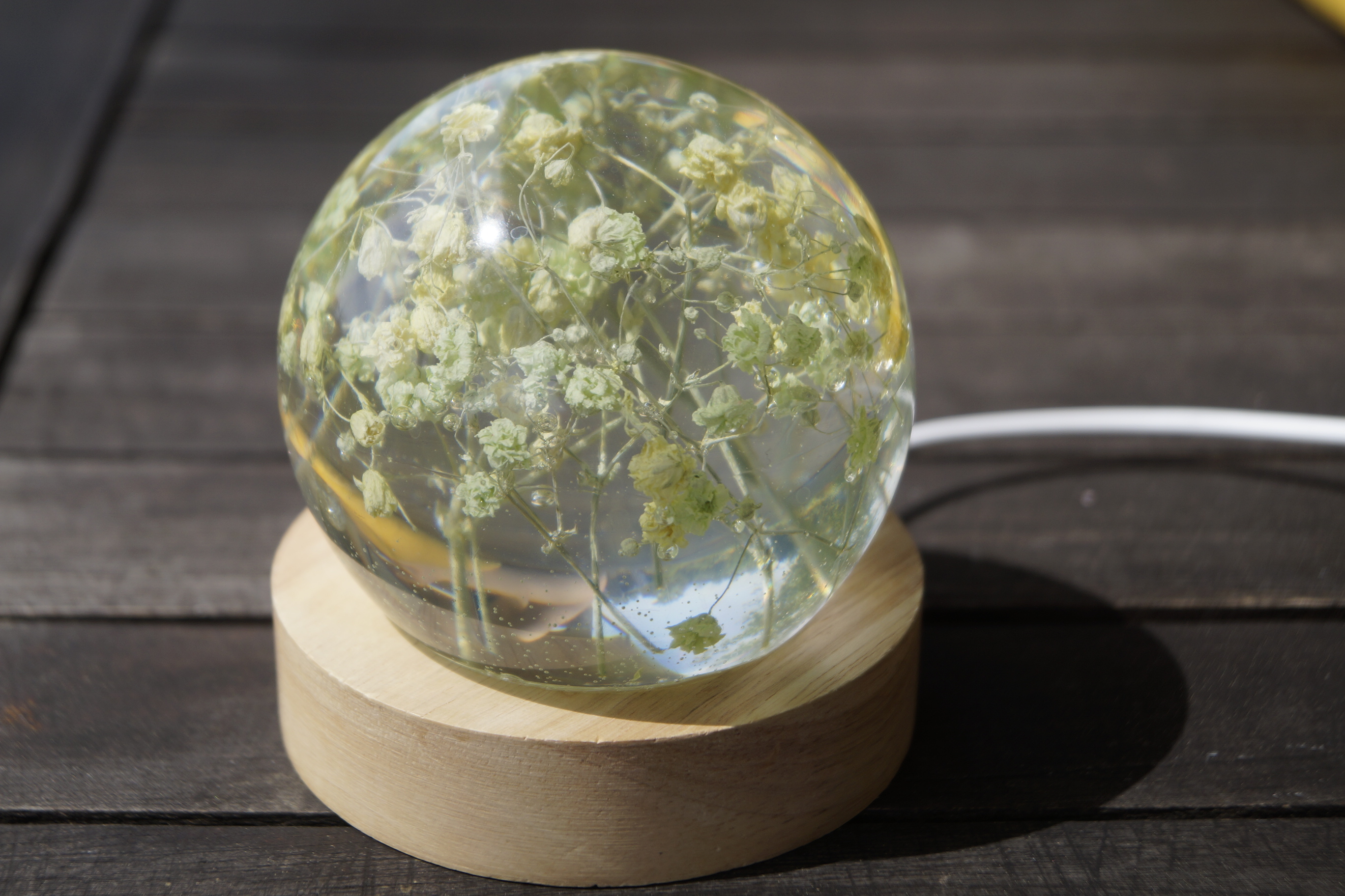 Gypsophila Resin Kugel  mit LED-Sockel