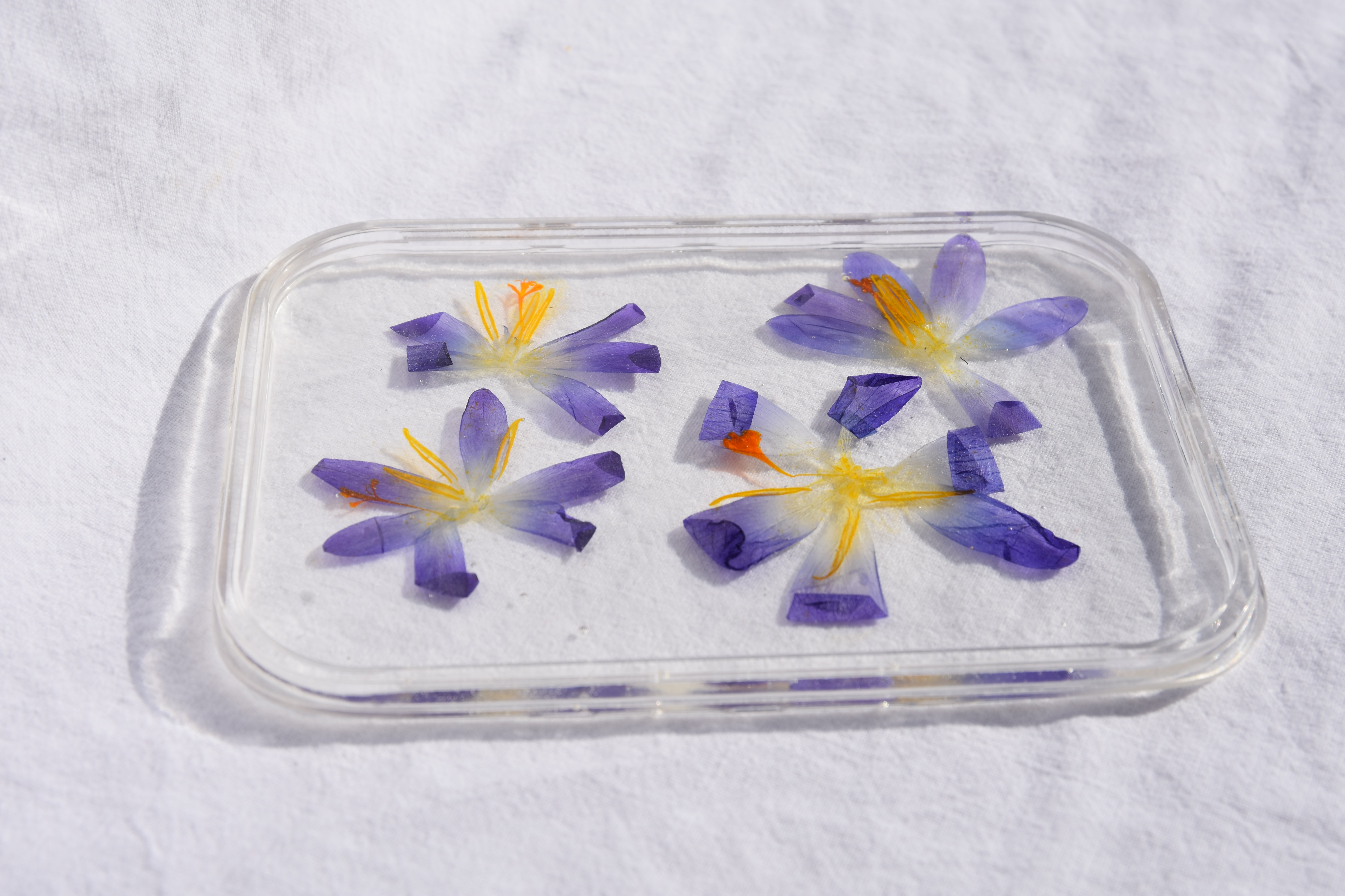 Resin Untersetzer mit lila Blüten (eckige Form)