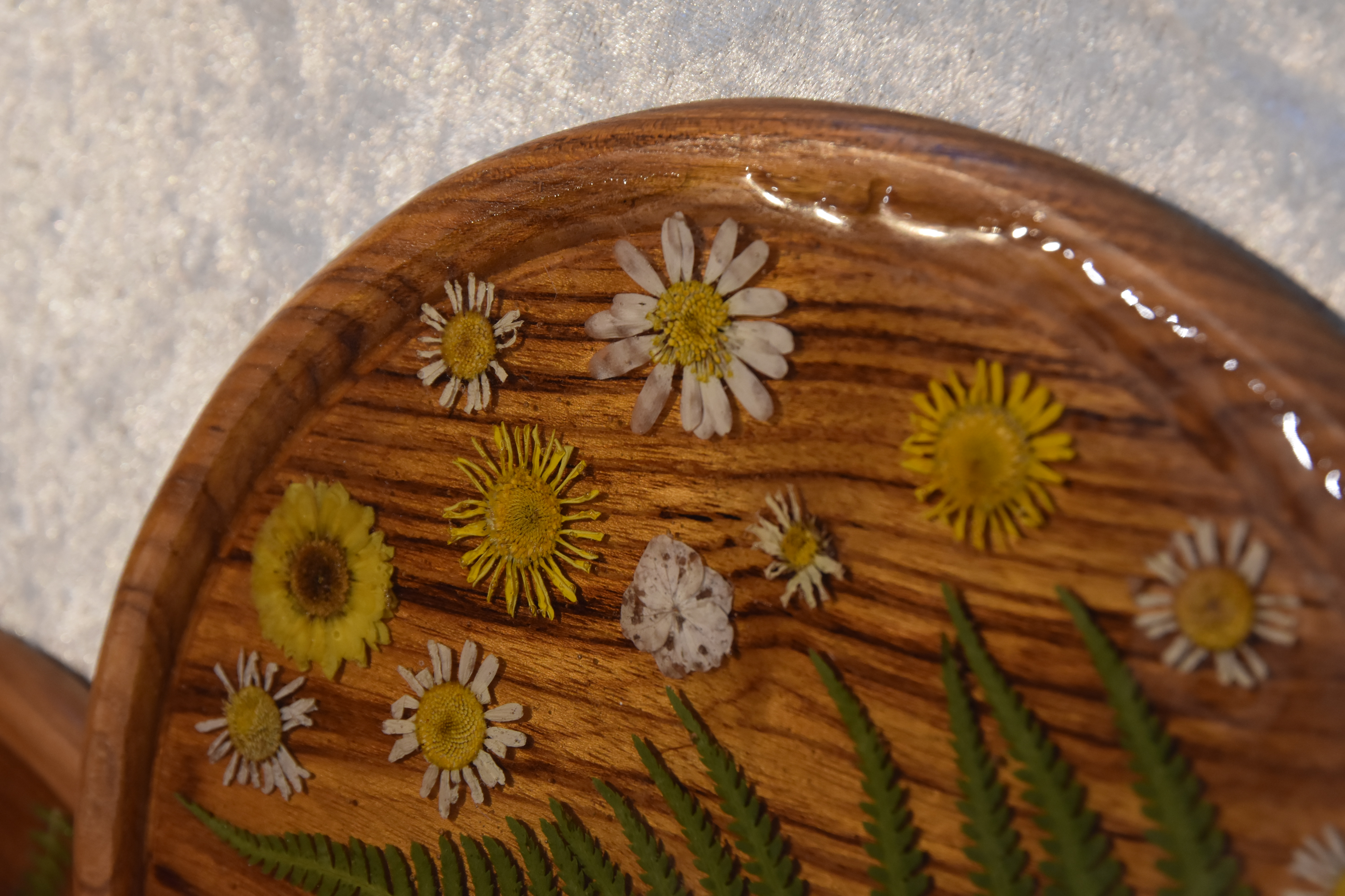 Resin Holzbrett mit Farn und Blumen