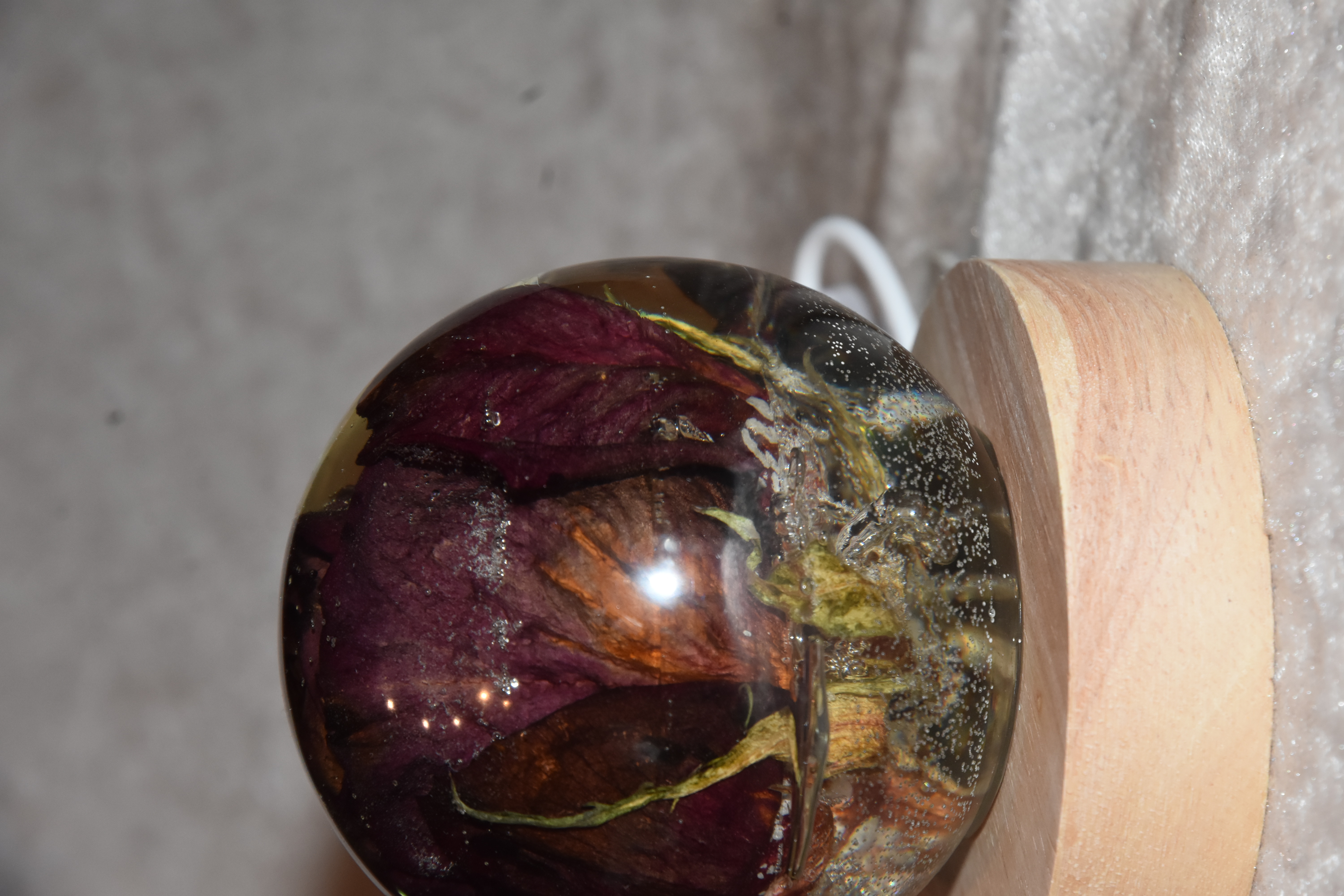 Rosen Resin Kugel mit LED-Sockel