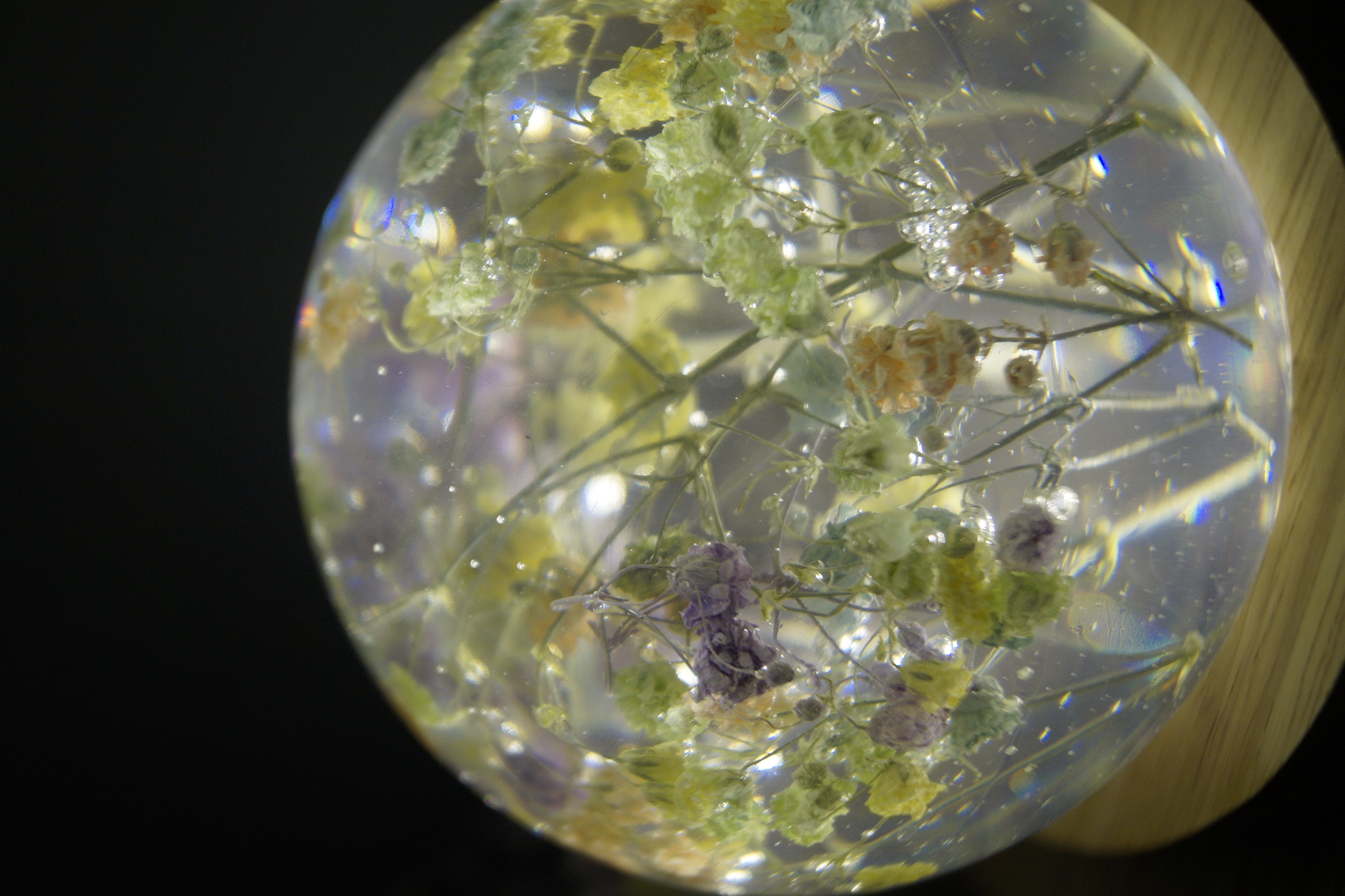 Gypsophila Resin Kugel  mit LED-Sockel