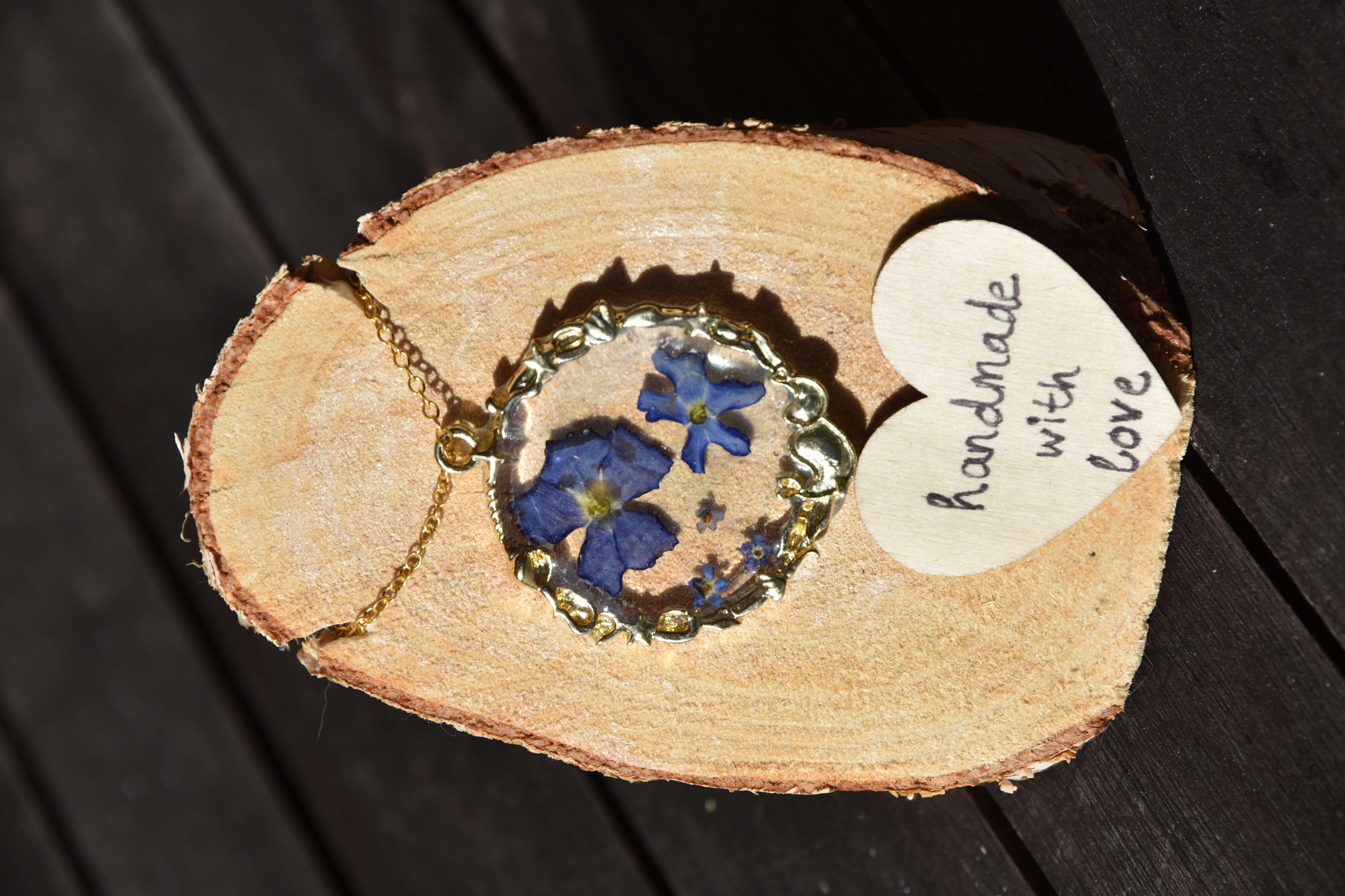 Resin Kette mit blauen Blüten in gold (antike runde Form)