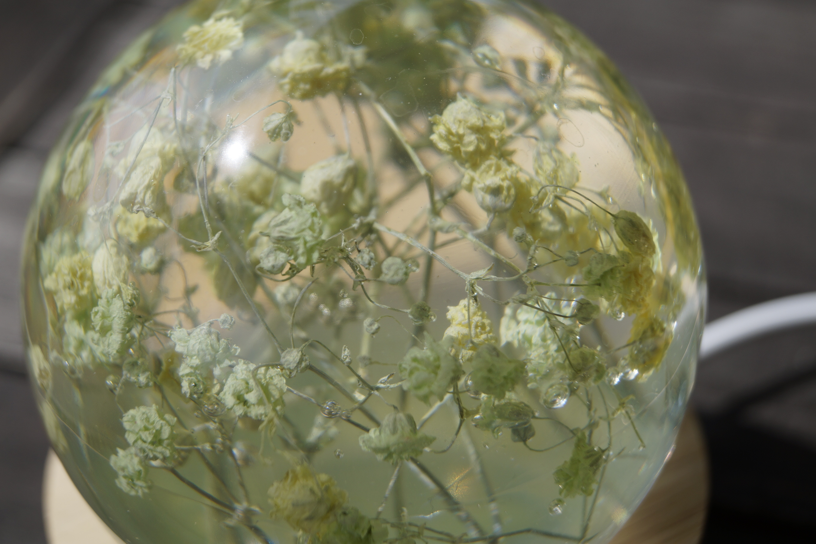 Gypsophila Resin Kugel  mit LED-Sockel