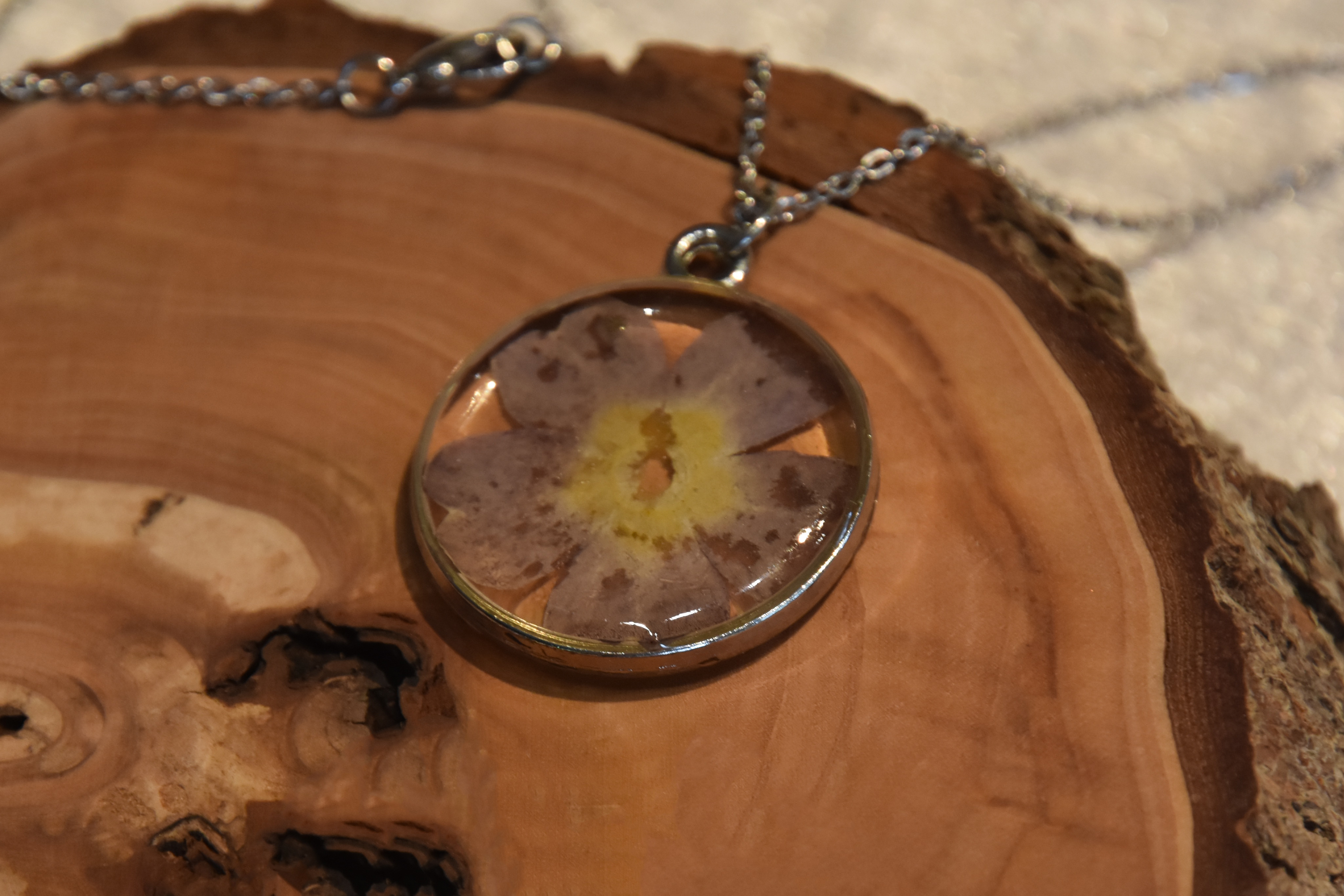 Resin Kette mit lila Blüte in silber (runde Form)