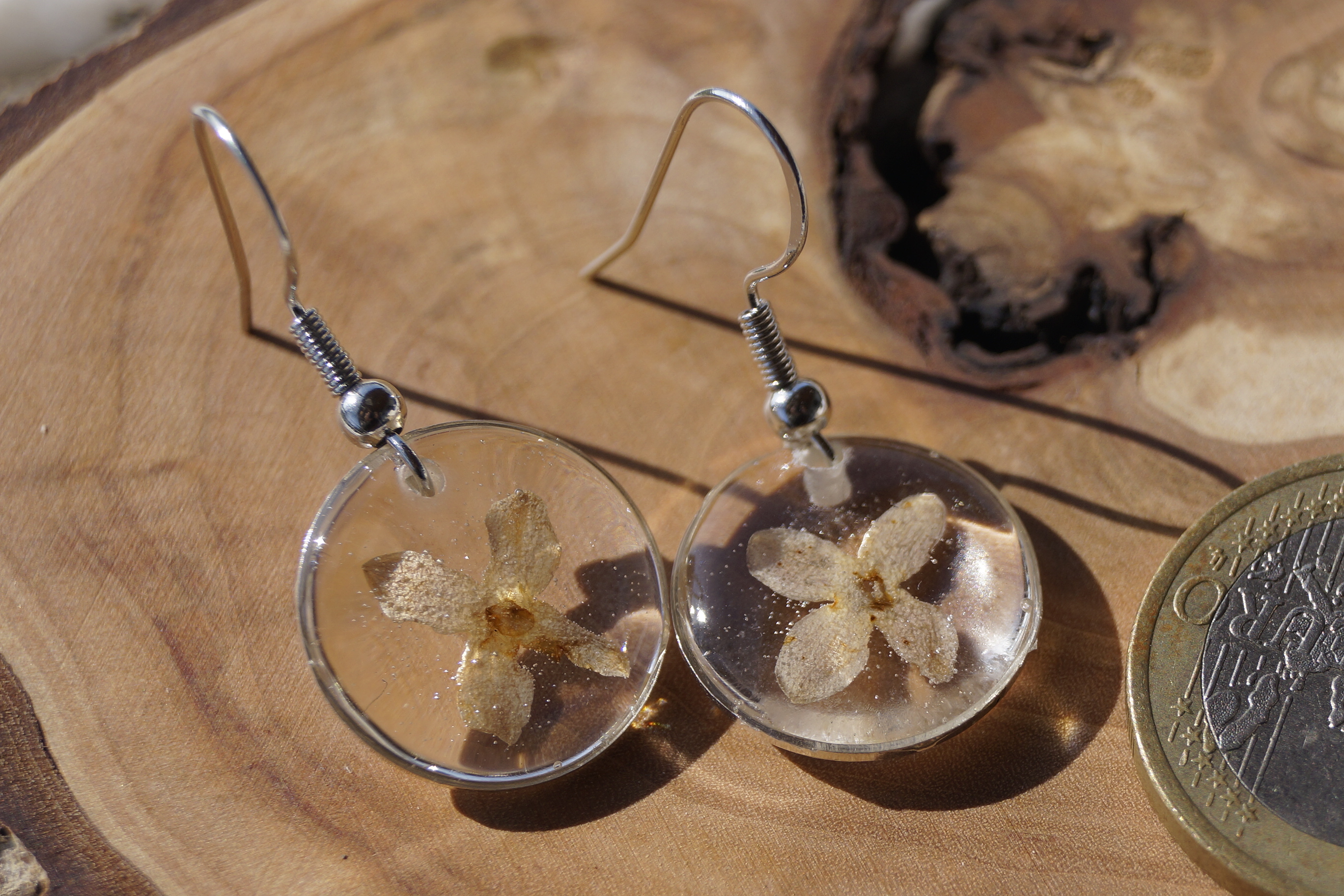 Resin Ohrringe mit Fliederblüten in silber (runde Form)
