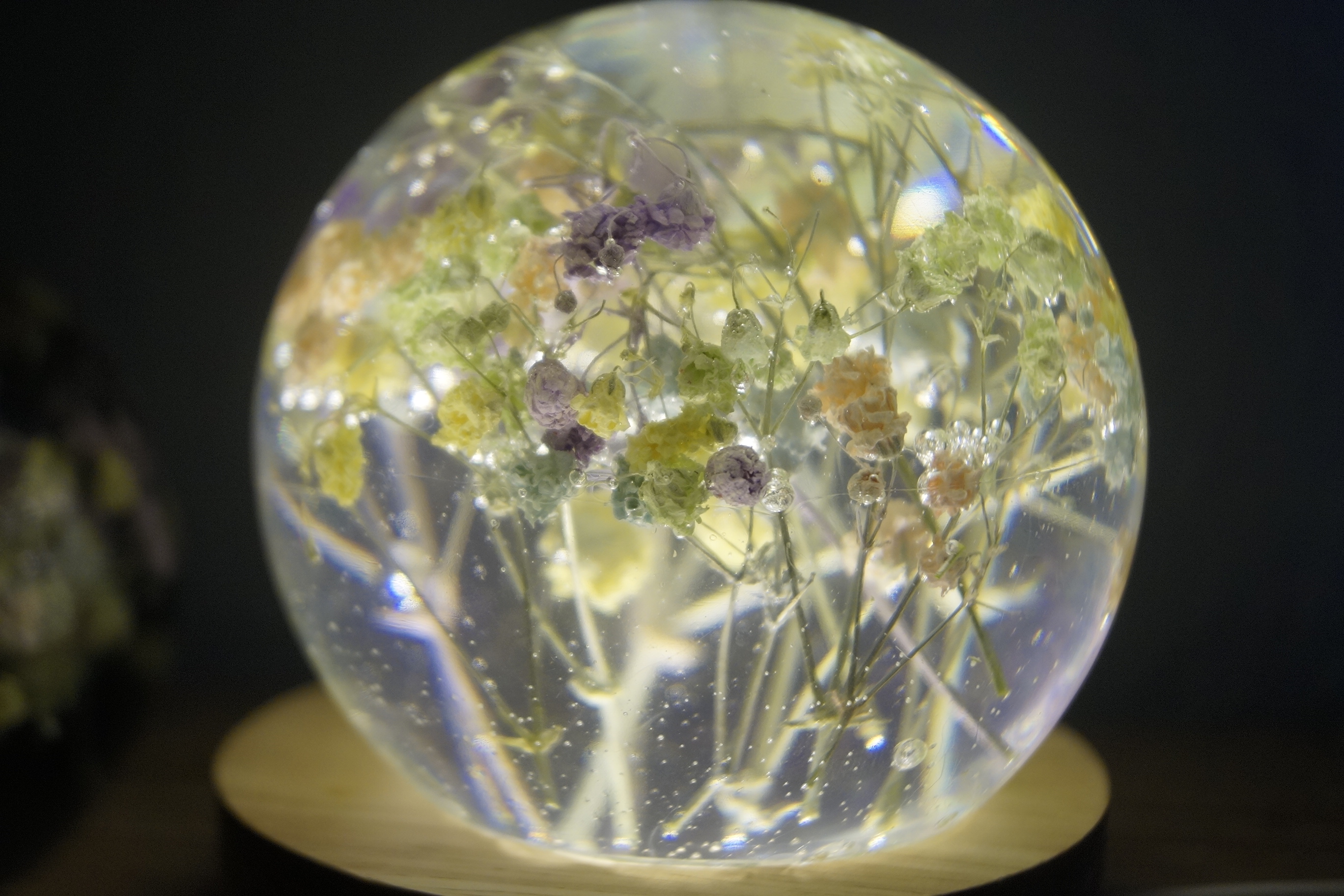 Gypsophila Resin Kugel  mit LED-Sockel