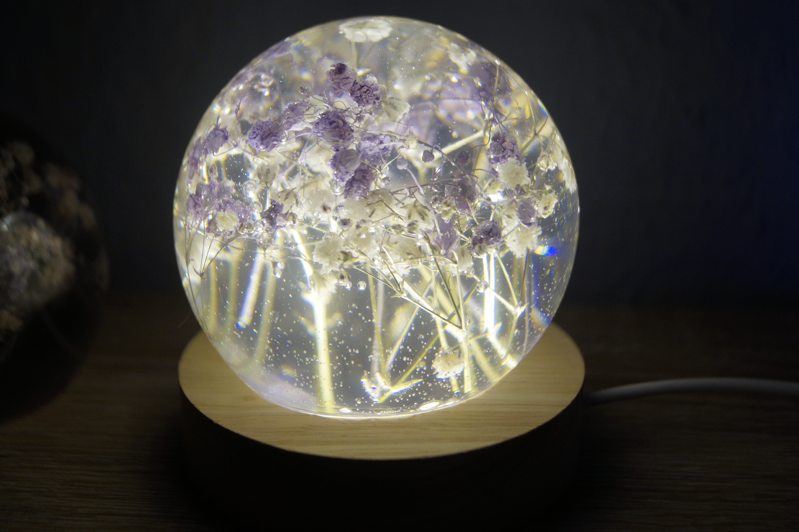 Gypsophila Resin Kugel  mit LED-Sockel