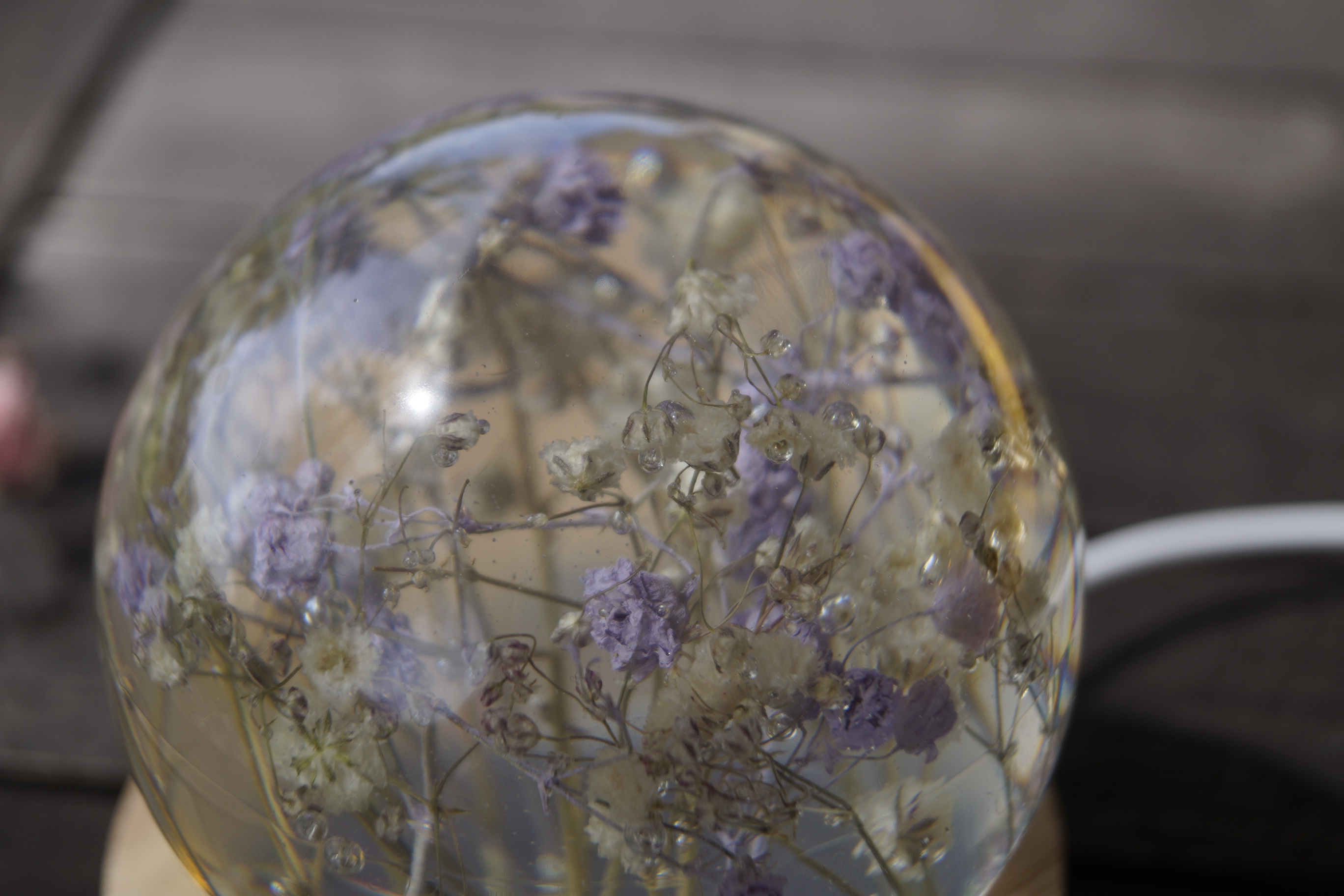 Gypsophila Resin Kugel  mit LED-Sockel