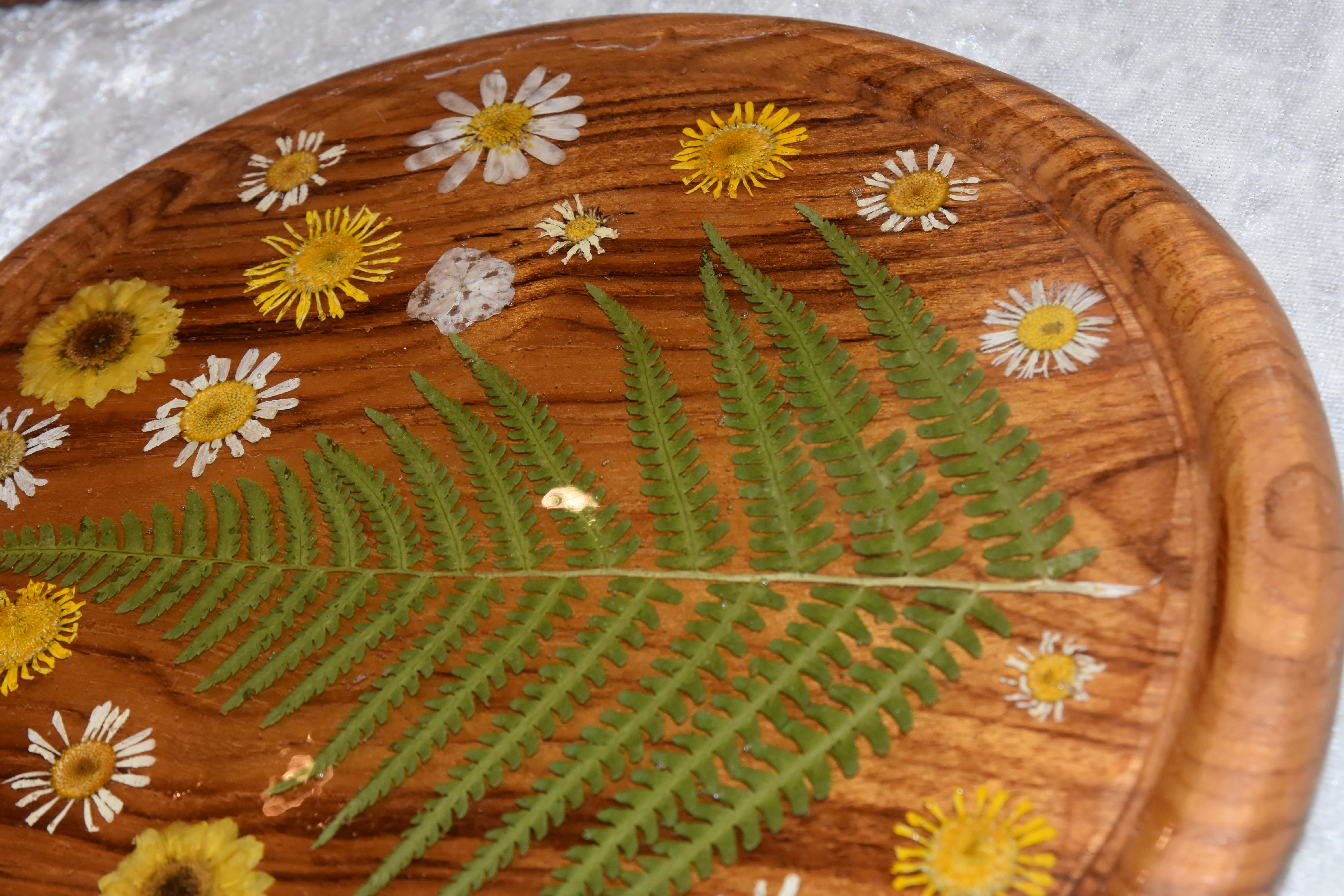 Resin Holzbrett mit Farn und Blumen