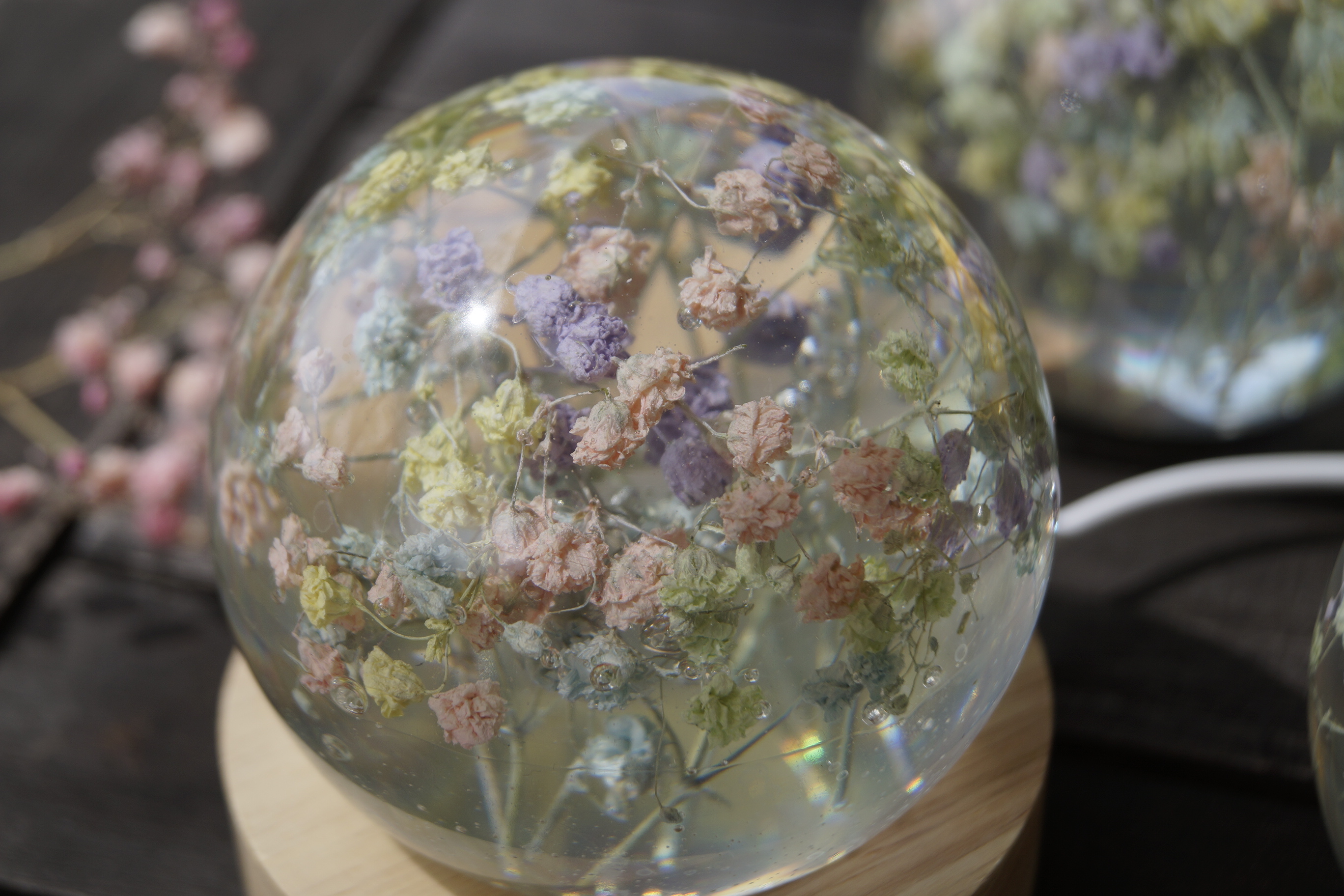 Gypsophila Resin Kugel  mit LED-Sockel