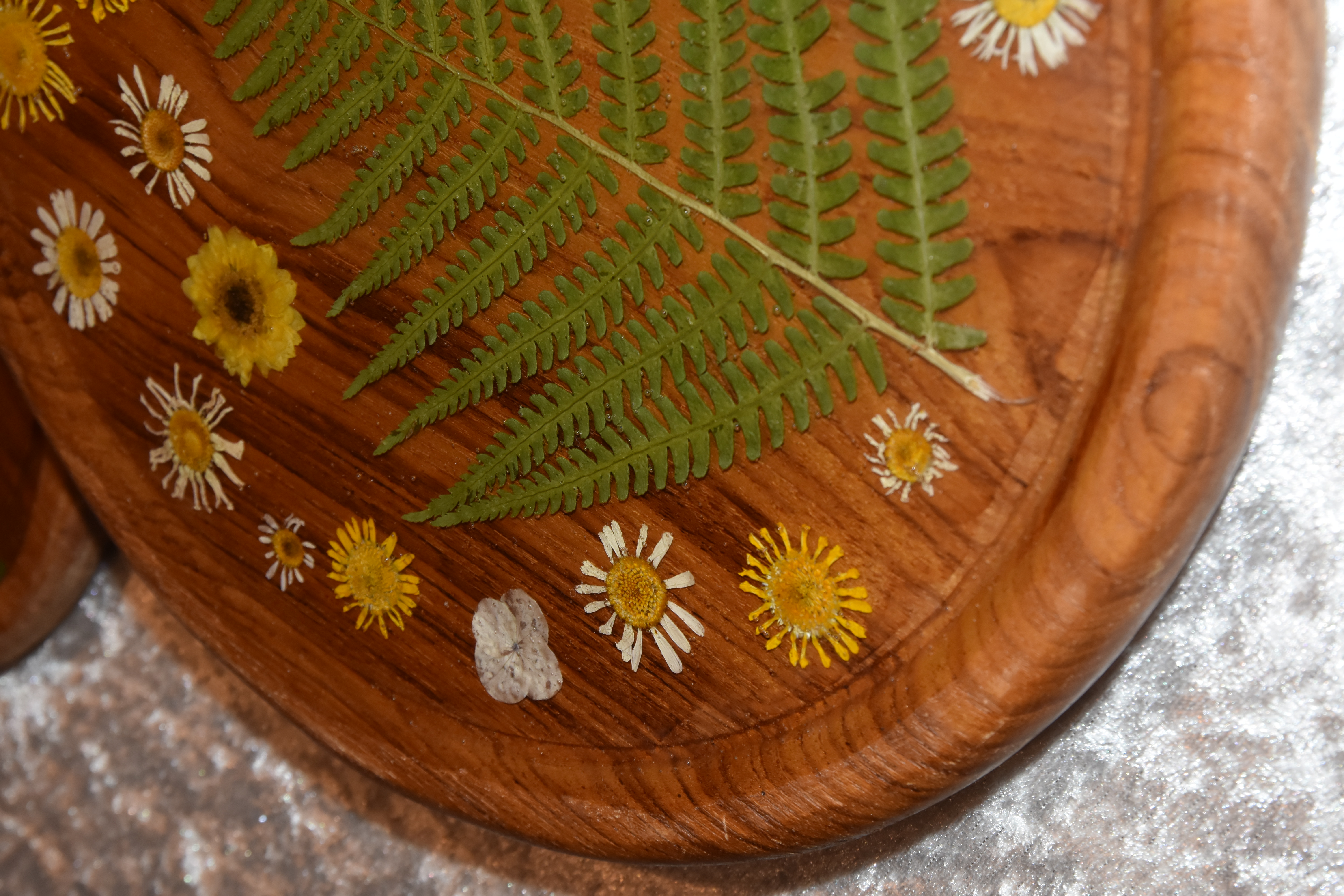 Resin Holzbrett mit Farn und Blumen